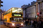 Busse bestimmen das Stadtbild Dublins (Foto. Martin Schmitz)